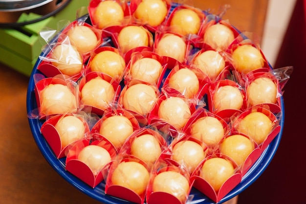 Porcja karmelizowanych cukierków kokosowych z prażonym cukrem Typowe brazylijskie słodycze na urodziny dla dzieci