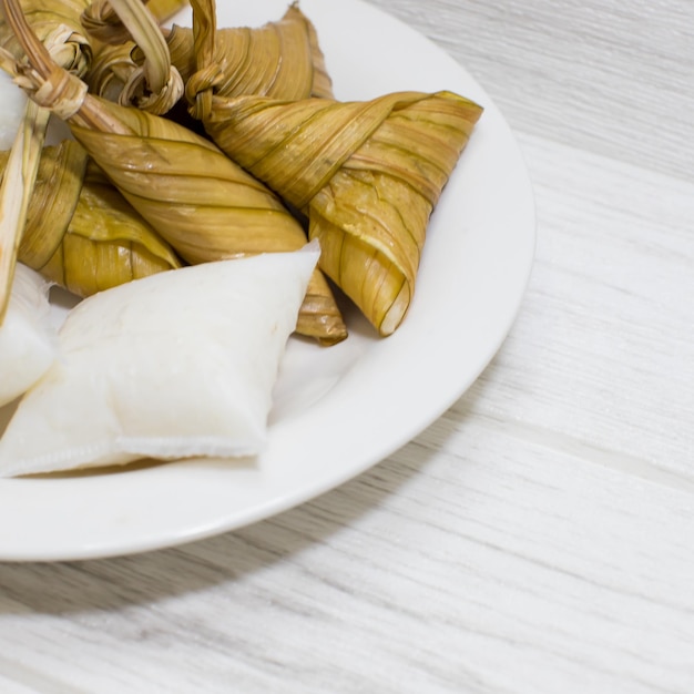 Porcja ketupat palas i nasi himpit w selektywnym skupieniu Hari Raya Food