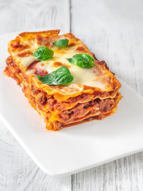 Porcja Lasagne Na Bielu Talerzu