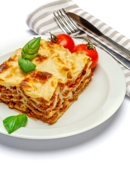 Porcja odizolowywająca na bielu smakowita lasagna