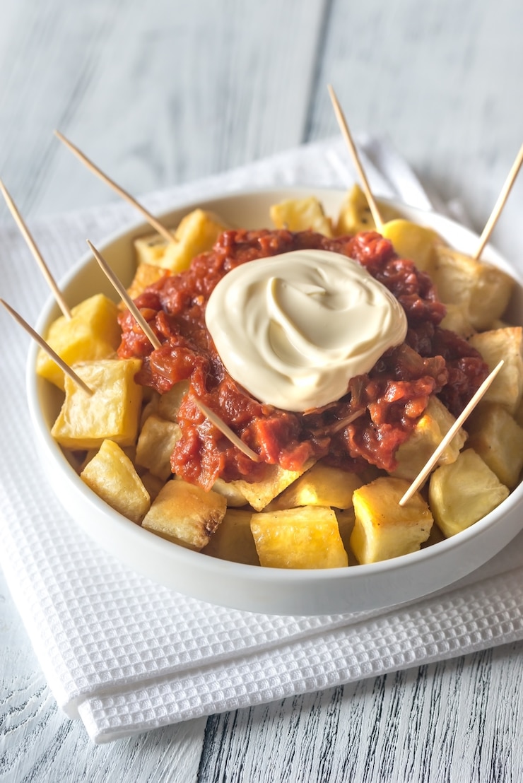 Zdjęcie porcja patatas bravas z sosami