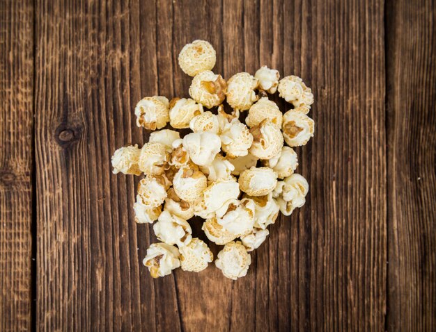 Porcja popcornu na drewnianym tle selekcyjna ostrość