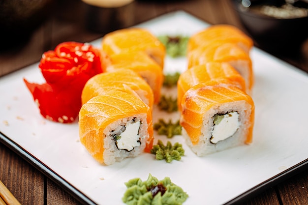 Porcja pysznych świeżych rolek philadelphia sushi