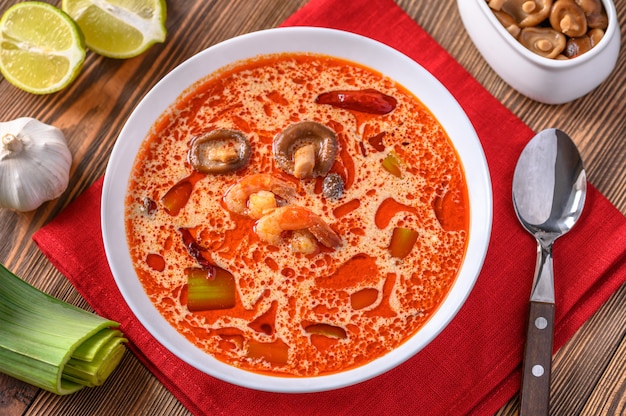 Porcja zupy Tom Yum