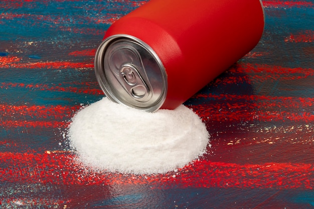 Porównanie ilości cukru w czerwonej puszce napoju gazowanego