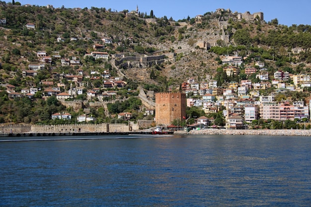 Port Alanya i wieża z czerwonej cegły