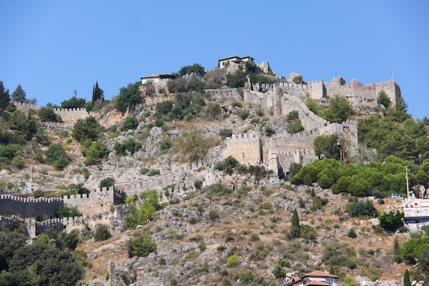 Port Alanya i wieża z czerwonej cegły