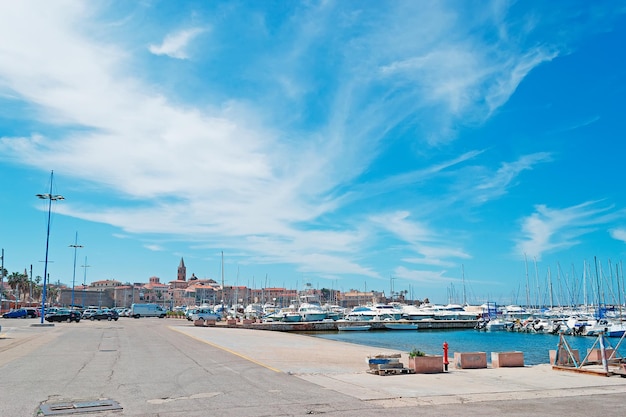 Port Alghero pod błękitnym niebem