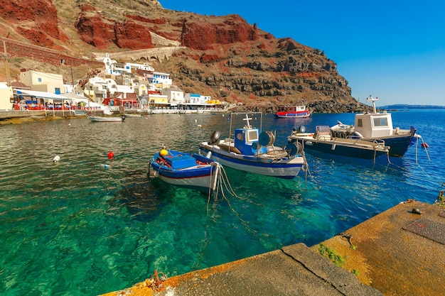 Port Amoudi w Oia lub Ia, Santorini, Grecja