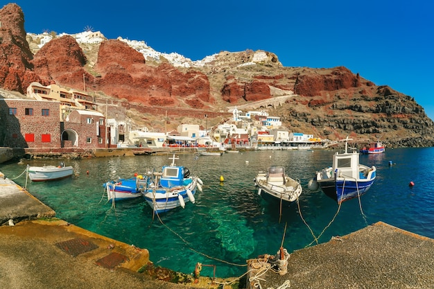Port Amoudi w Oia lub Ia, Santorini, Grecja