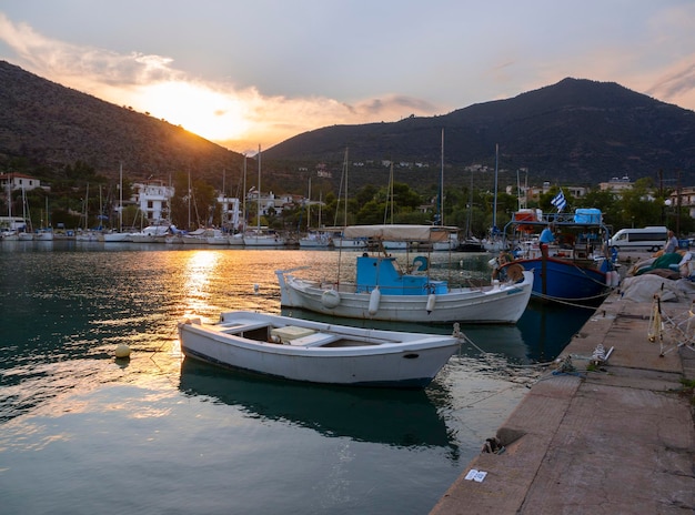 Port dla jachtów w greckim kurorcie Methana na Peloponezie w Grecji o zachodzie słońca