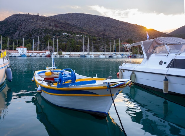 Port dla jachtów w greckim kurorcie Methana na Peloponezie w Grecji o zachodzie słońca