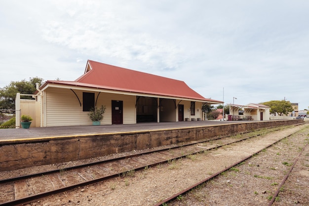 PORT ELLIOT AUSTRALIA 14 kwietnia 2023 Ikoniczny dworzec kolejowy dla pociągu Cockle historycznego Port Elliot w burzliwy jesienny dzień na półwyspie Fleurieu Australia Południowa Australia