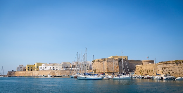 Port i stare mury Gallipoli, region Apulia - południowe Włochy