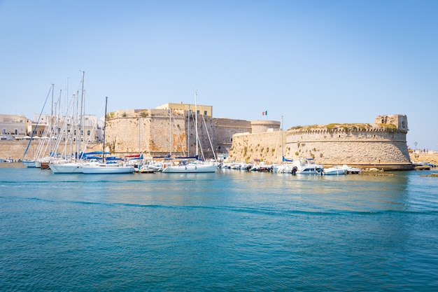 Port i stare mury Gallipoli, region Apulia - południowe Włochy