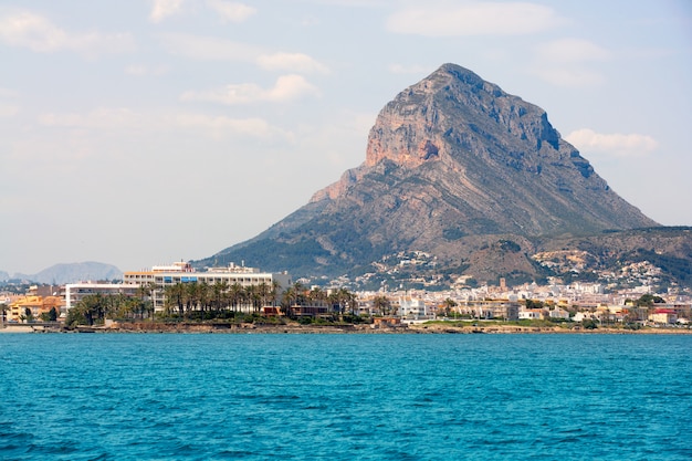 Port jachtowy Javea Xabia z górą Mongo w Alicante