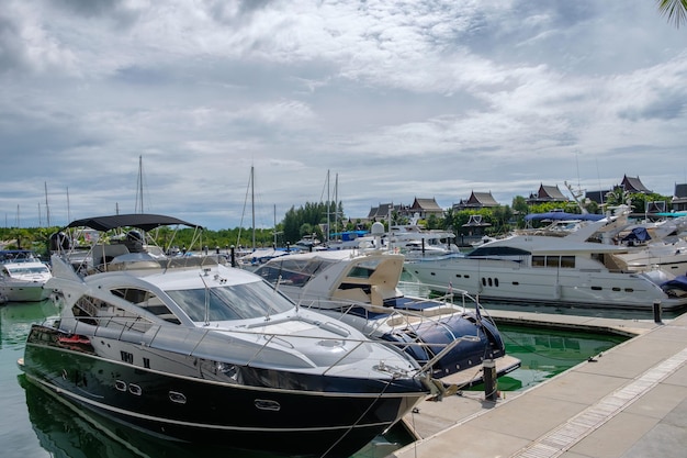 Port jachtu i łodzi motorowej w Phuket