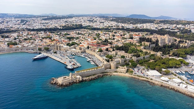 Port Mandraki w mieście Rodos, widok panoramiczny z powietrza na wyspie Rodos w Grecji