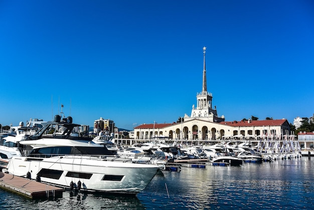 Port morski z cumowaniem łodzi w ciągu dnia w Soczi Rosja sierpień 2019