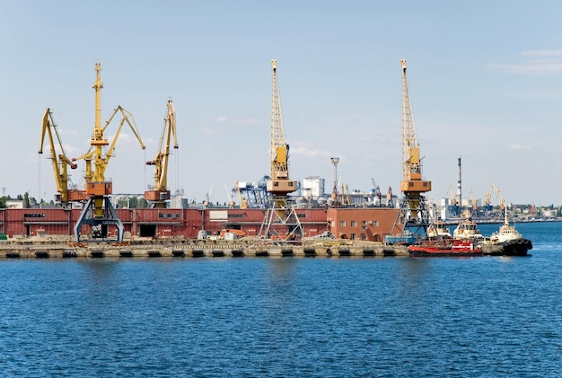 Port morski z dźwigami załadunkowymi