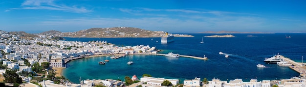 Zdjęcie port na wyspie mykonos z łodziami wyspy cyklady grecja