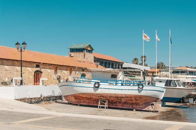 Port Pafos wiosną W porcie cumują łodzie i statki