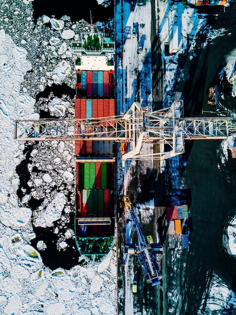 Port przemysłowy z kontenerami w zimowym załadunku statku w porcie Finlandii