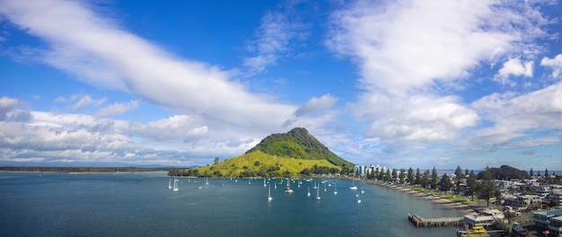 Zdjęcie port tauranga i zatoka plenty malownicza linia brzegowa z górą maunganui