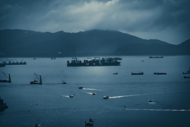 Port w Hongkongu z widokiem na krajobraz na panoramę miasta wieżowiec budynek biznesowy punkt orientacyjny w Chinach