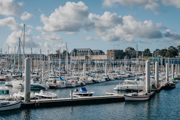 Port z jachtami i statkiem w mieście Brest we Francji