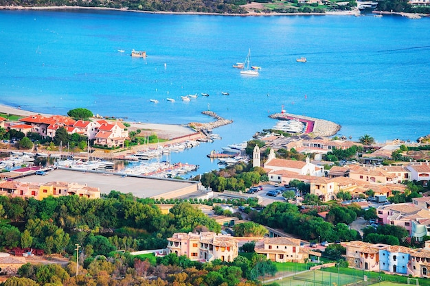 Port z łodziami w Porto Rotondo w Golfo Aranci w kurorcie Costa Smeralda na Morzu Śródziemnym, Sardynia, Włochy