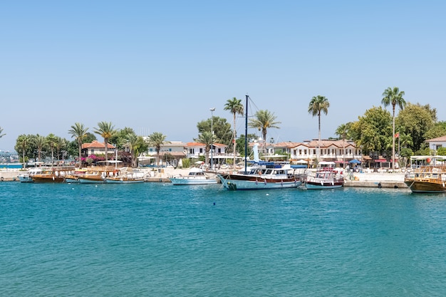Port z łodziami wycieczkowymi, piękna sceneria, kurort Side w Turcji