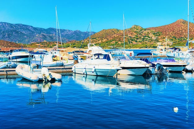 Port ze statkami i jachtami w Villasimius, Cagliari, Sardynia we Włoszech