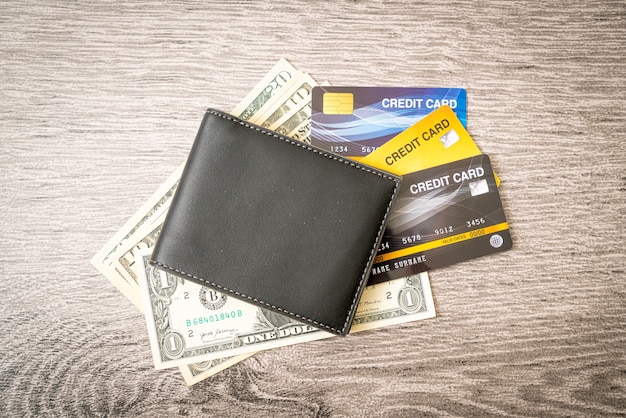 portfel z pieniędzmi i kartą kredytową