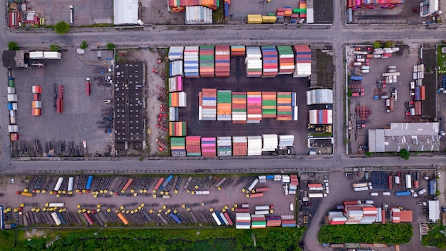 Porto Alemoa w Santos Brazylia Morski obszar przemysłowy Kontenery Ropa naftowa i gaz Cysterny i ciężarówki