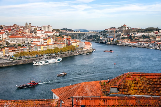 Porto, Portugalia Stare miasto Ribeira antenowe promenada widok z kolorowych domów, tradycyjne fasady, stare domy wielokolorowe z czerwonymi dachówkami, rzeki Douro i łodzi. Zdjęcie lotnicze Porto