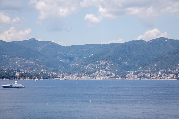 Portofino we Włoszech piękna zatoka z liniowcem turystycznym z jachtami i panoramą gór