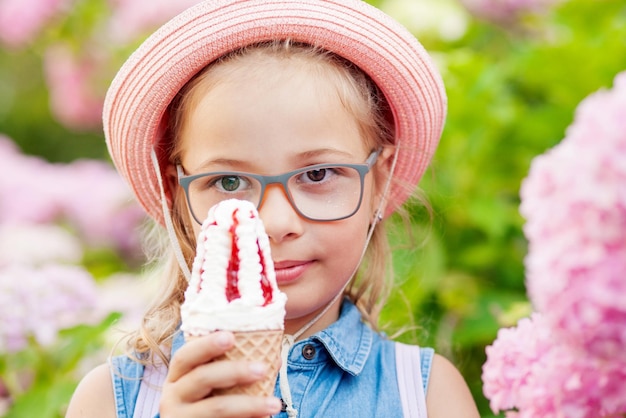 Portret 7 Lat Dziecko Dziewczynka Jedzenie Smaczne Lody.