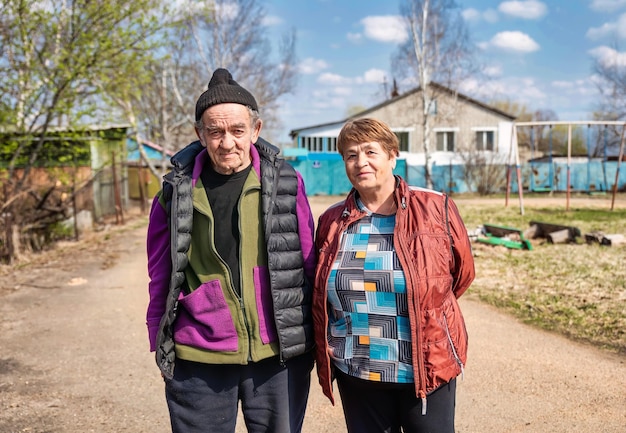 Zdjęcie portret 75-letnich dziadków w rosyjskiej wiosce