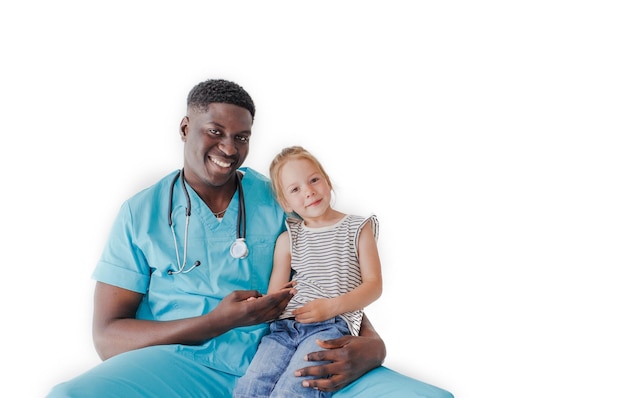 Portret afroamerykańskiego pediatry trzymającego małą dziewczynkę na kolanach na białym tle