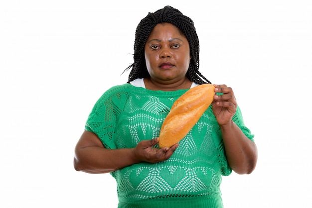 portret afrykańskiej kobiety trzymającej jedzenie