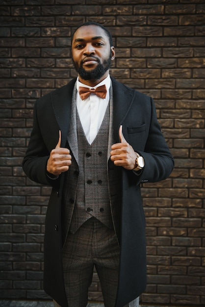 Zdjęcie portret afrykańsko-amerykański biznesmen ubrany w garnitur stojący na zewnątrz