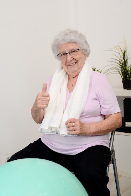 Zdjęcie portret aktywnej i dynamicznej starszej kobiety uprawiającej sport fitness w domu