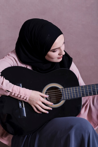 Zdjęcie portret arabska kobieta z gitarą