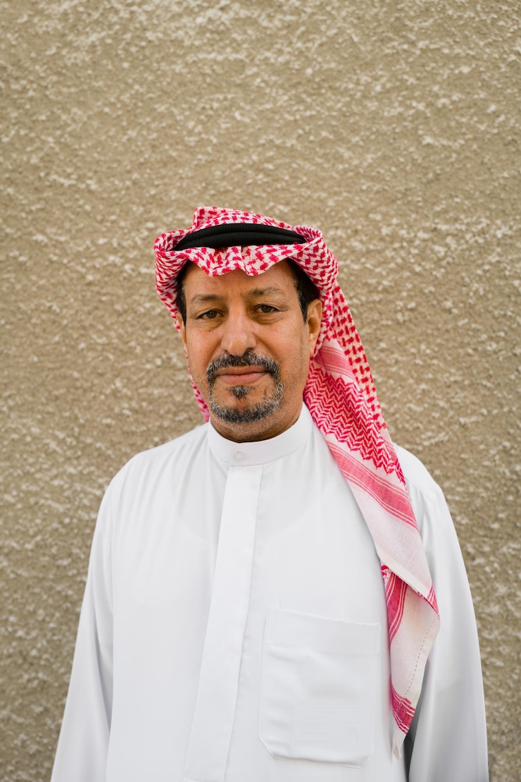 Zdjęcie portret arabskiego mężczyzny z zwykłym beżowym tłem na ścianie