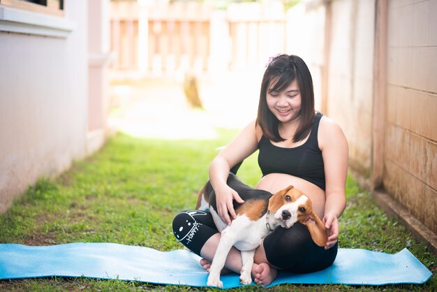 Portret Asia Kobieta W Ciąży Z Jej Beagle Psem