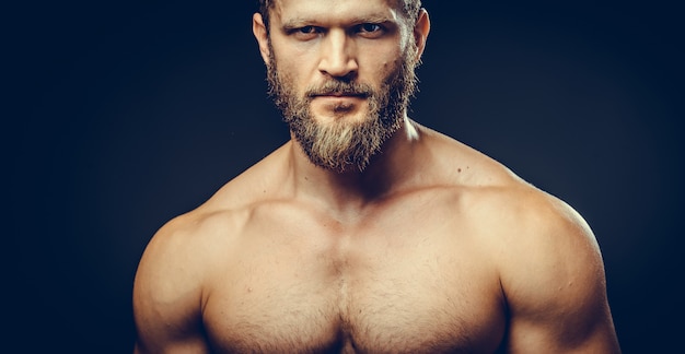 Portret athleltic mięśni brodaty mężczyzna pozowanie