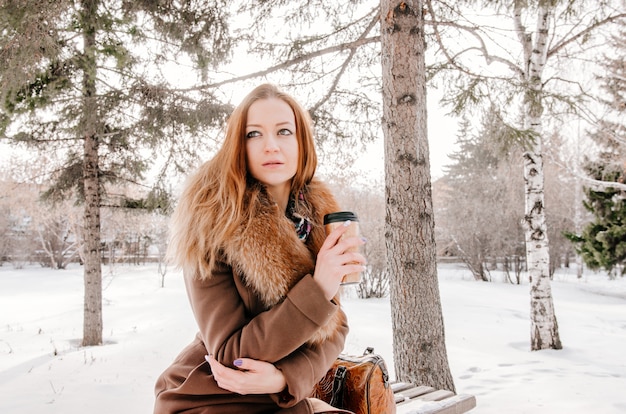 Portret atrakcyjna rudzielec dziewczyna w zima parku