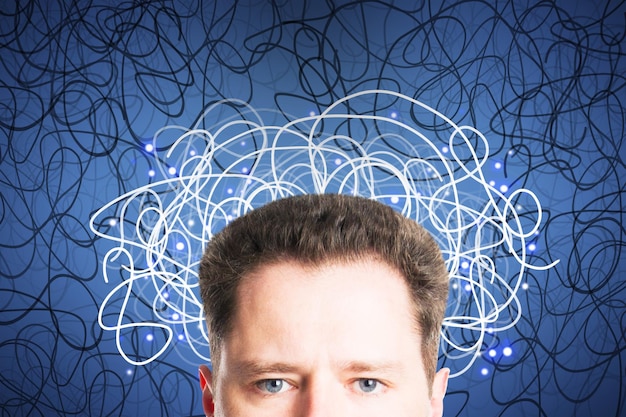 Zdjęcie portret atrakcyjnego młodego mężczyzny z europy z abstrakcyjnymi bazgrołami na niebieskim tle pytanie myślę i koncepcja zamieszania