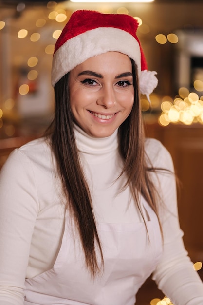 Portret Atrakcyjnej Młodej Mamy W Santa Hat W Kuchni święta Bożego Narodzenia